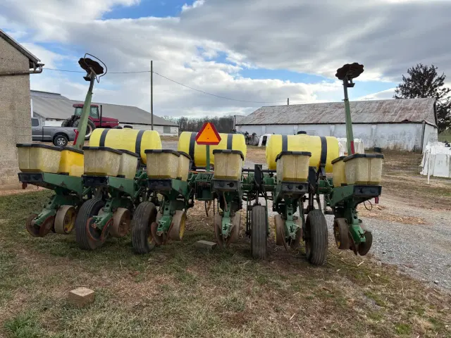 Image of John Deere 7200 equipment image 2