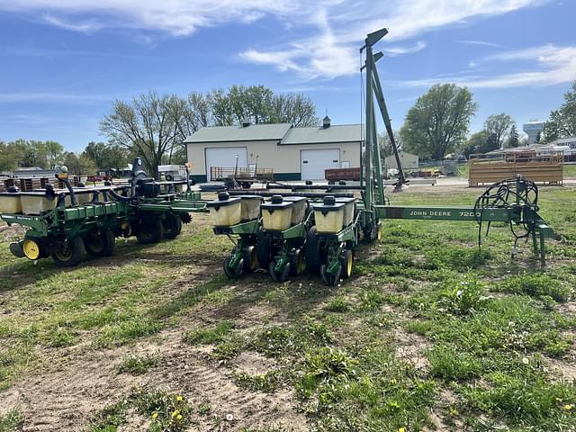 Image of John Deere 7200 equipment image 1