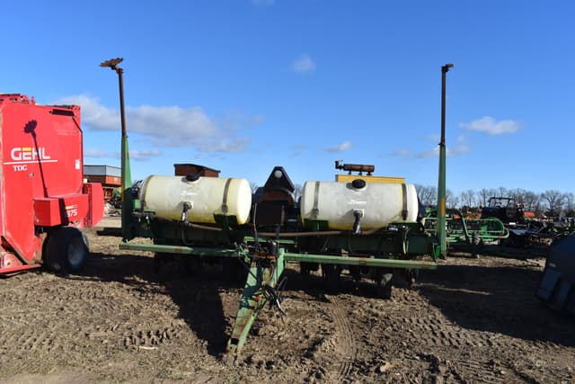 Image of John Deere 7200 equipment image 1