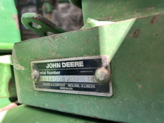 Image of John Deere 7200 equipment image 1