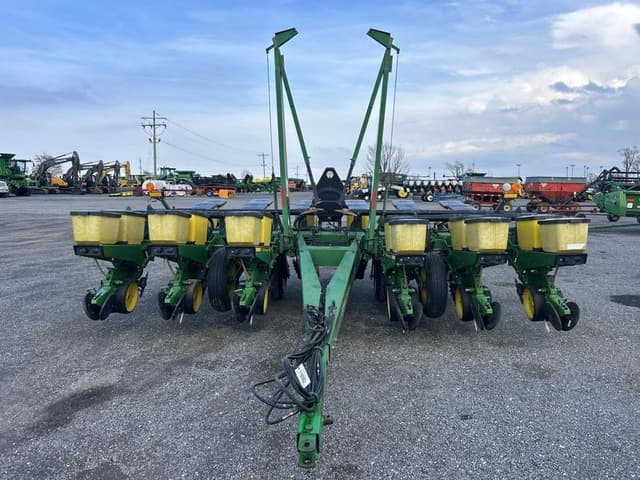 Image of John Deere 7200 equipment image 1