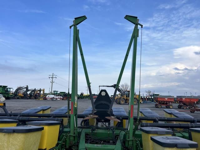 Image of John Deere 7200 equipment image 4