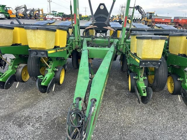 Image of John Deere 7200 equipment image 3