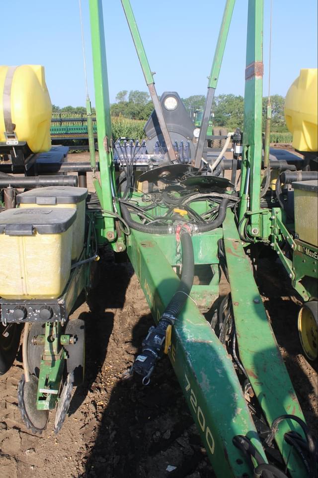Image of John Deere 7200 equipment image 3