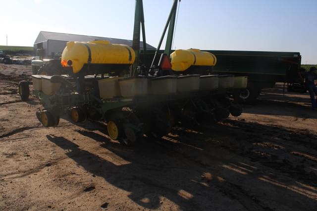 Image of John Deere 7200 equipment image 1