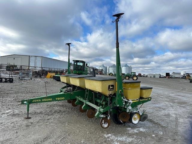 John Deere 7200 Equipment Image0