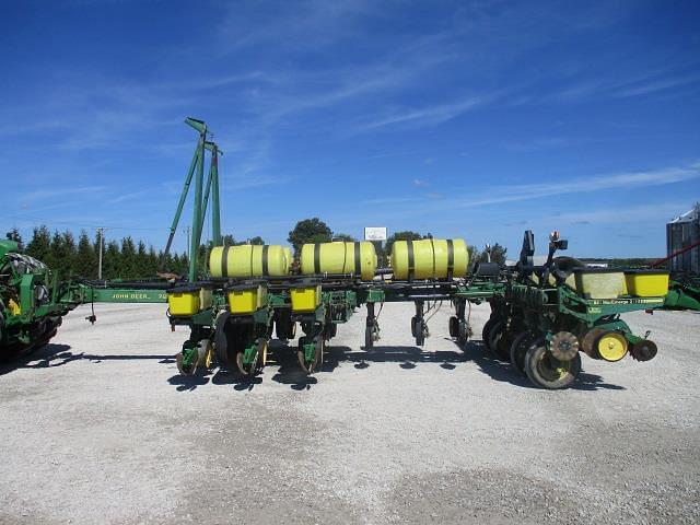 Image of John Deere 7200 equipment image 2