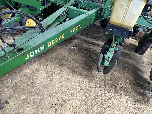 Image of John Deere 7200 equipment image 1