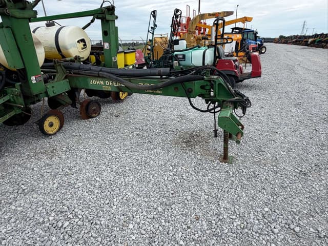 Image of John Deere 7200 equipment image 3