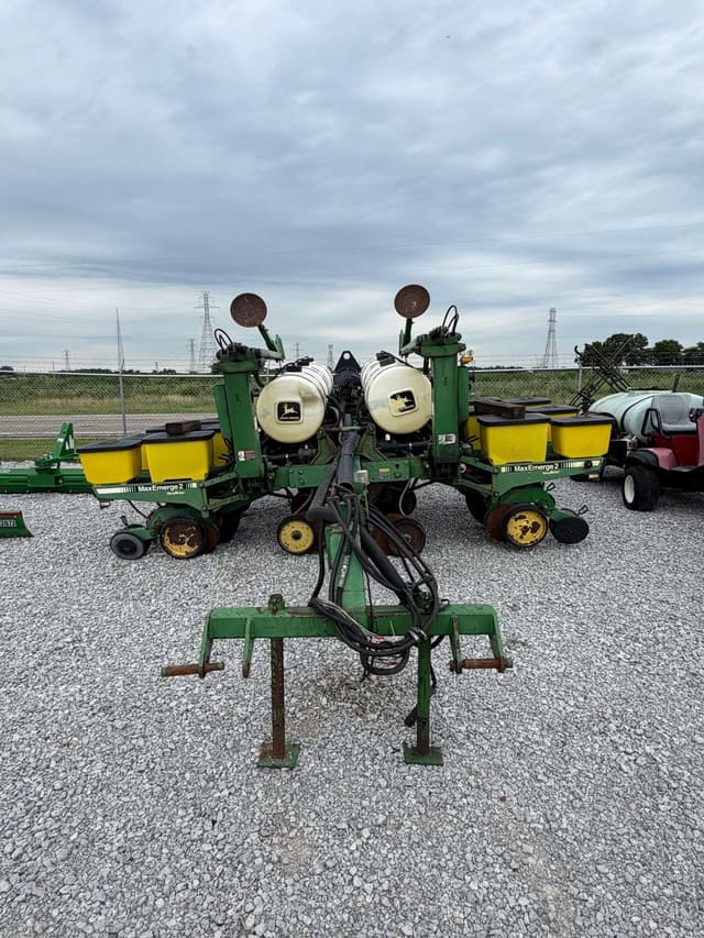Image of John Deere 7200 equipment image 1