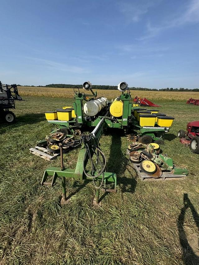 Image of John Deere 7200 equipment image 1