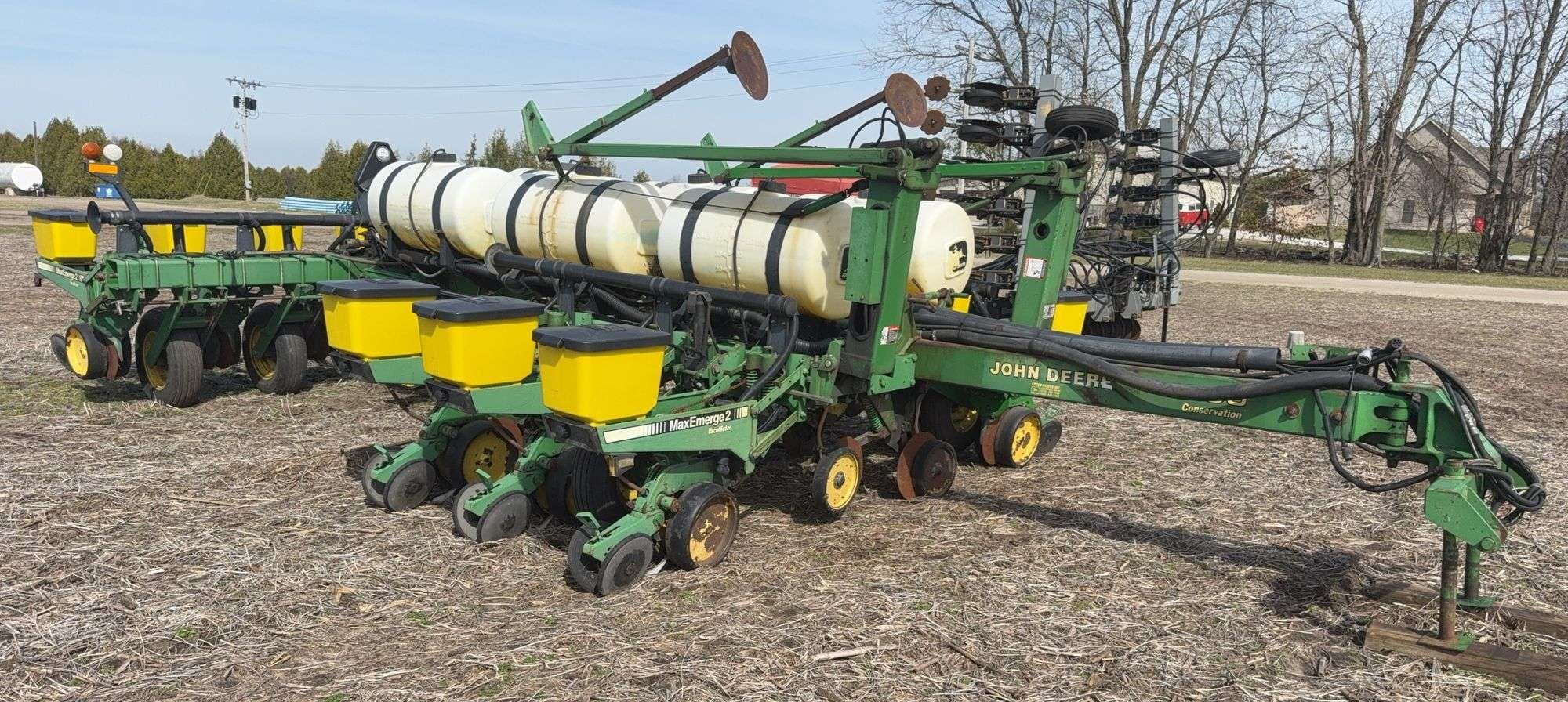 John Deere 7200 Equipment Image0