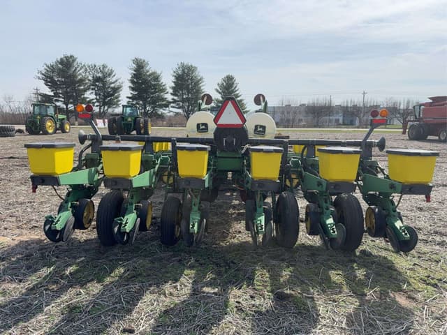 Image of John Deere 7200 equipment image 4