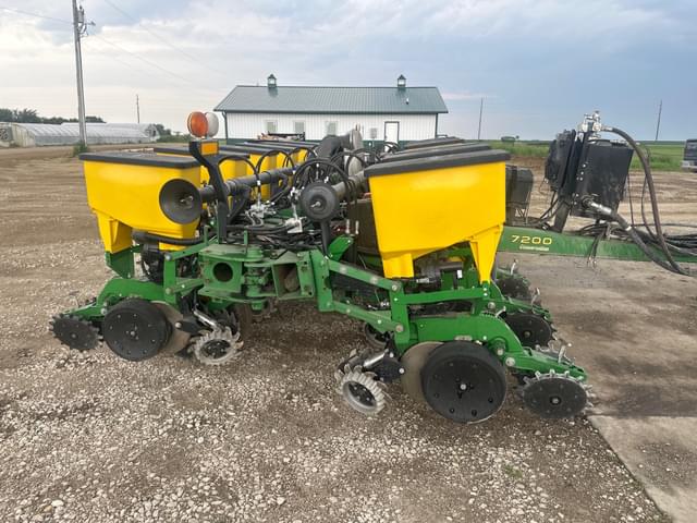 Image of John Deere 7200 equipment image 1