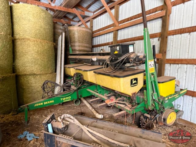 Image of John Deere 7200 equipment image 1