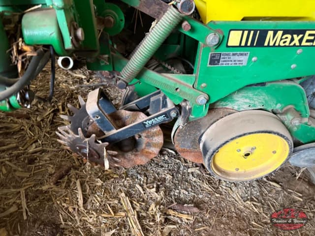 Image of John Deere 7200 equipment image 2