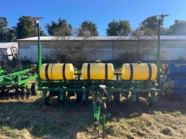 Image of John Deere 7200 equipment image 1