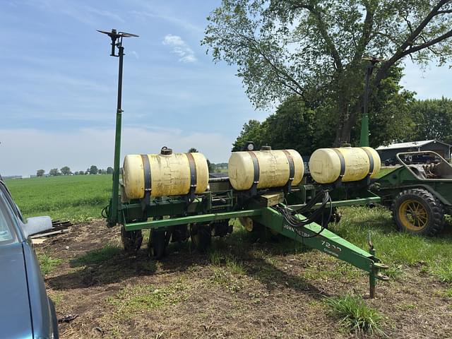Image of John Deere 7200 equipment image 1