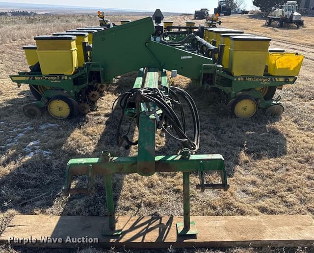 Image of John Deere 7200 equipment image 1