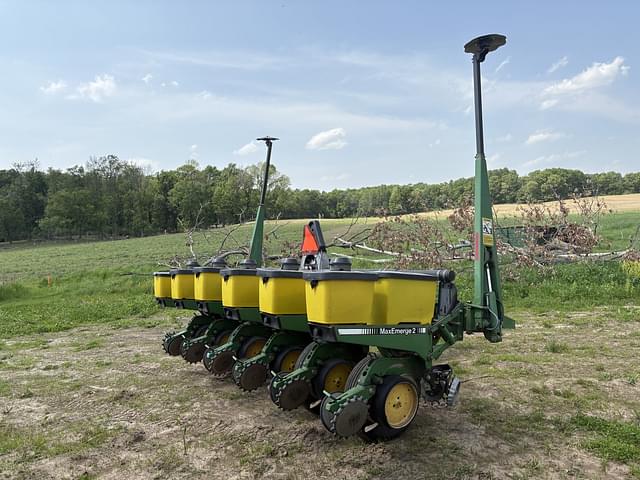 Image of John Deere 7200 equipment image 1