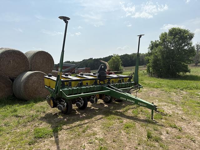 Image of John Deere 7200 equipment image 2