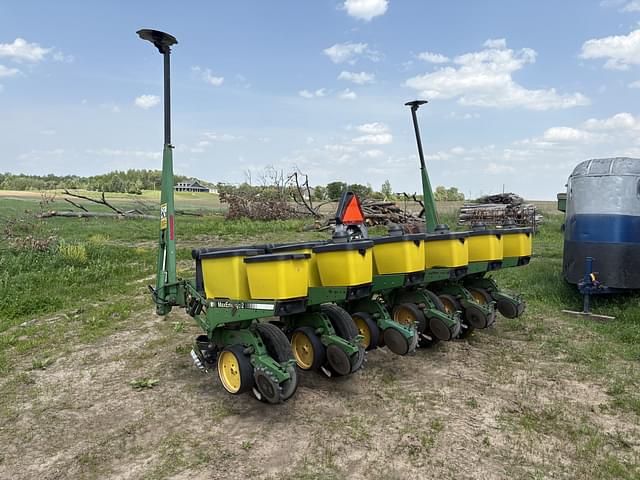 Image of John Deere 7200 equipment image 3