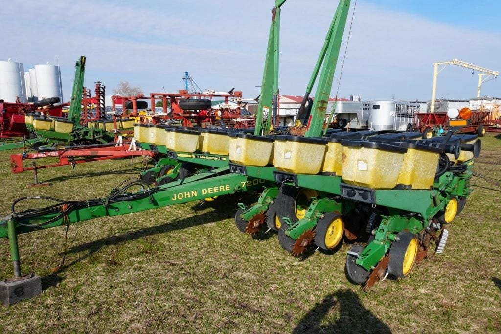 John Deere 7200 Equipment Image0