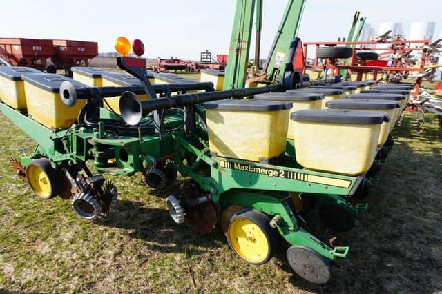 Image of John Deere 7200 equipment image 1