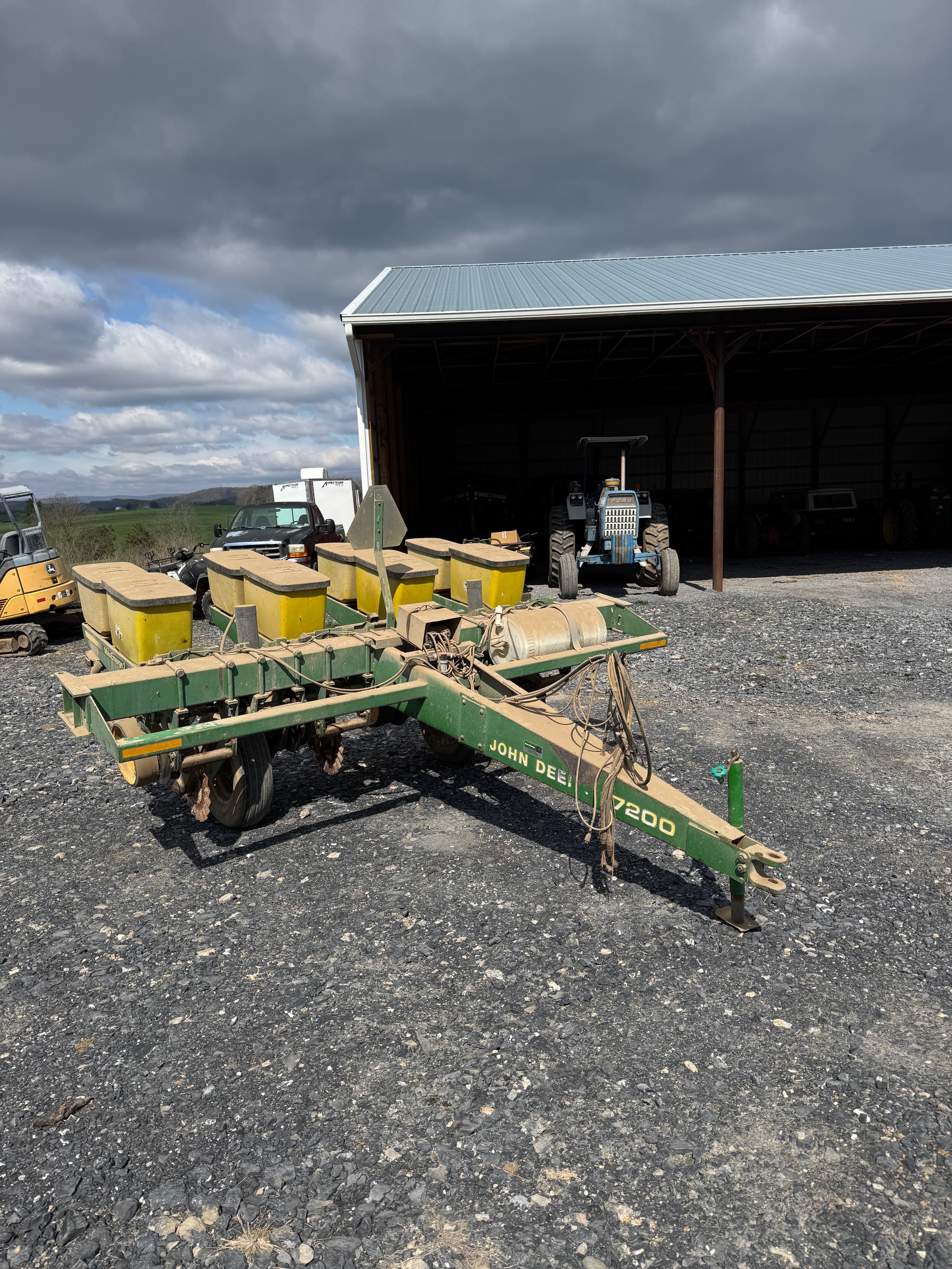 John Deere 7200 Equipment Image0