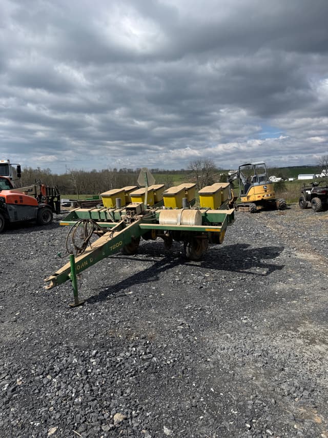 Image of John Deere 7200 equipment image 2