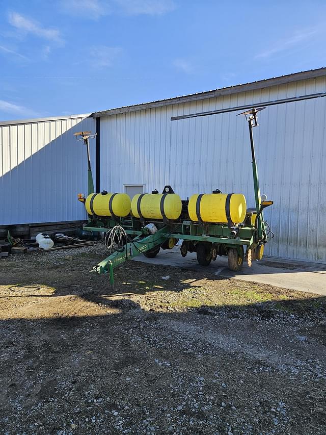 Image of John Deere 7200 equipment image 1