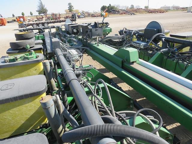 Image of John Deere 7200 equipment image 4