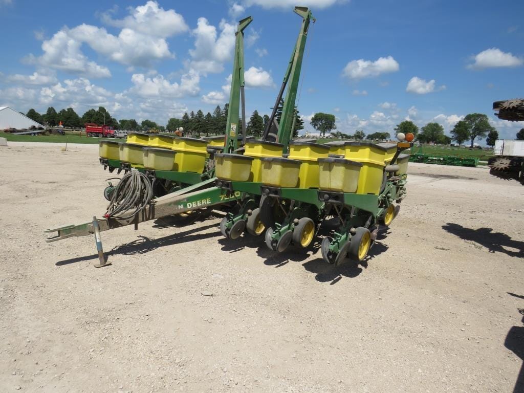 John Deere 7200 Equipment Image0