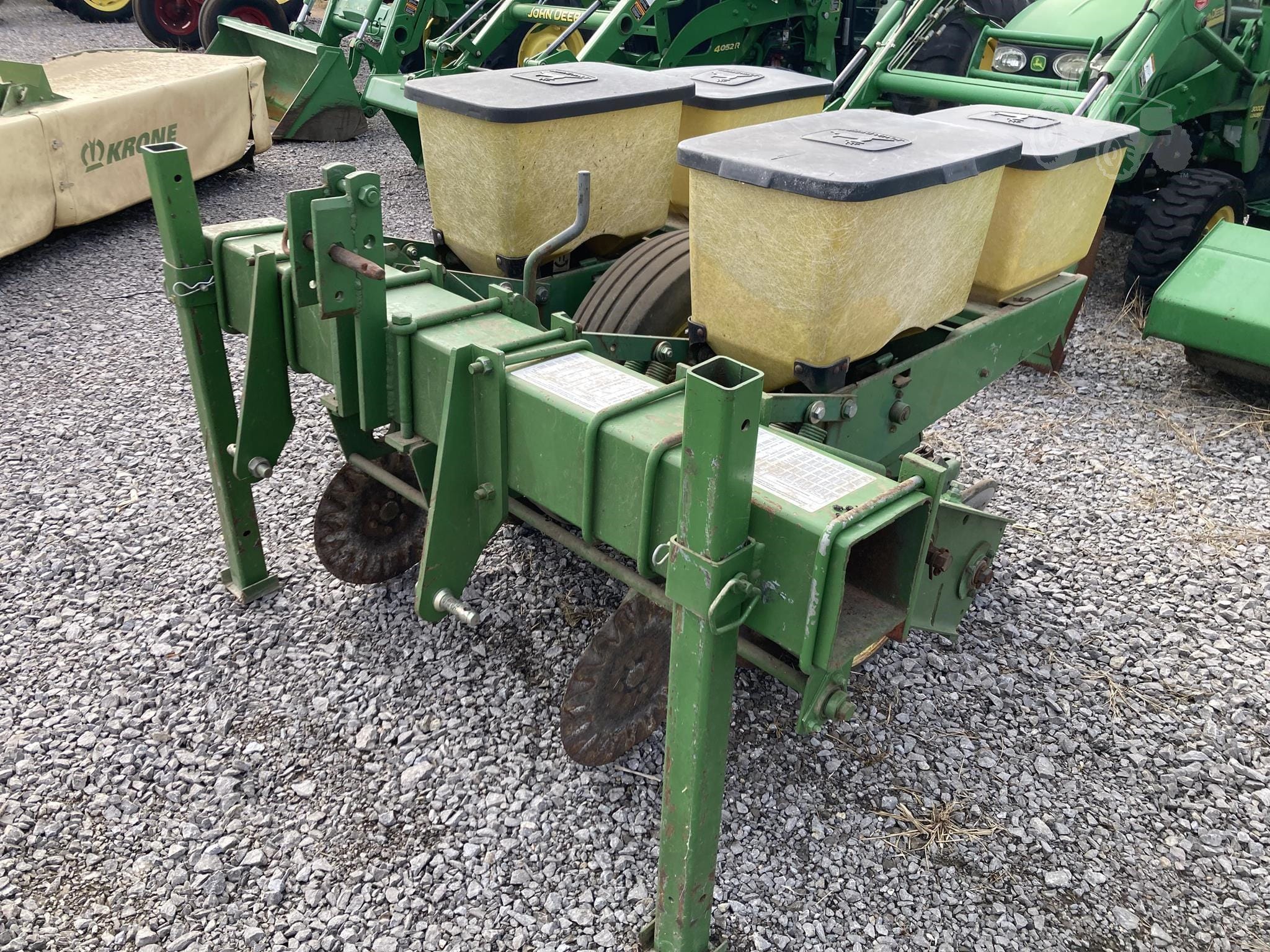 John Deere 7200 Equipment Image0
