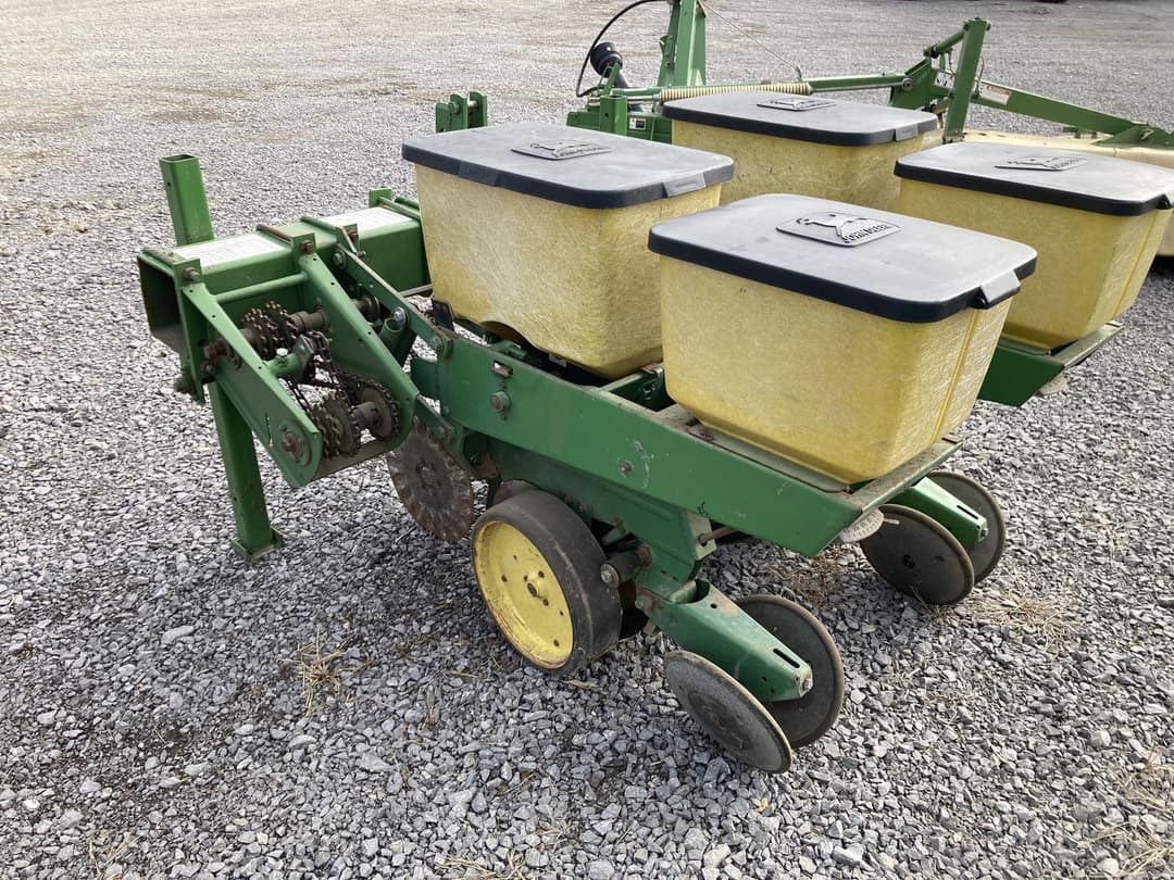 Image of John Deere 7200 Image 1