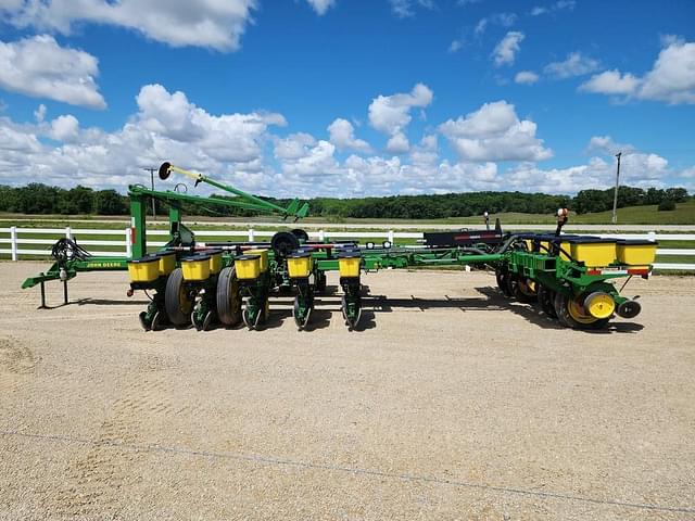 Image of John Deere 7200 equipment image 1