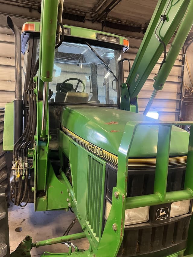 Image of John Deere 7200 equipment image 1