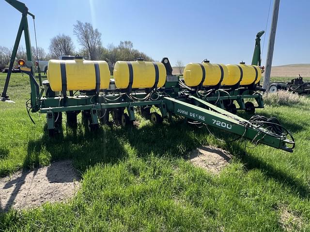 Image of John Deere 7200 equipment image 1