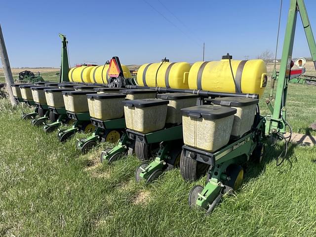 Image of John Deere 7200 equipment image 3