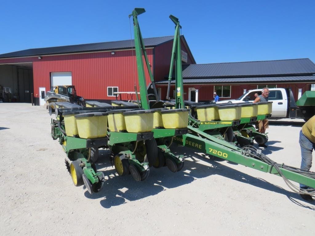 John Deere 7200 Equipment Image0