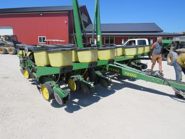 Image of John Deere 7200 equipment image 1
