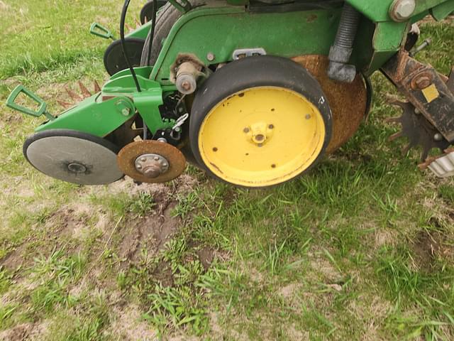 Image of John Deere 7200 equipment image 4