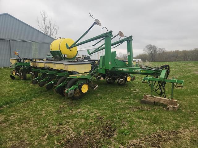 Image of John Deere 7200 equipment image 1
