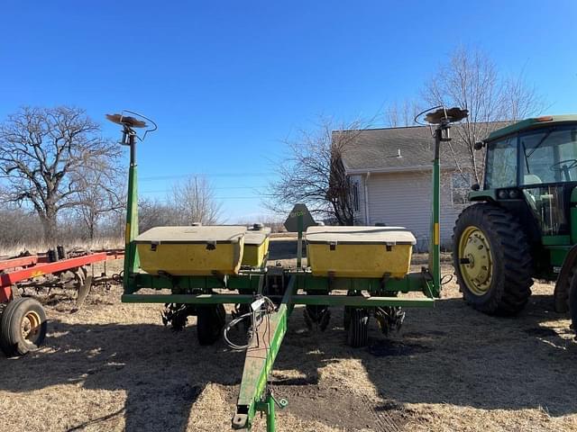 Image of John Deere 7200 equipment image 1