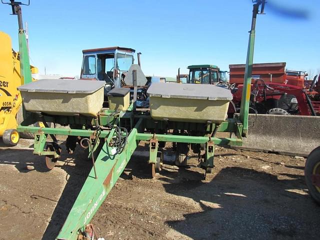 Image of John Deere 7200 equipment image 1