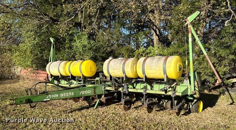 John Deere 7200 Equipment Image0