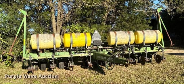 Image of John Deere 7200 equipment image 1