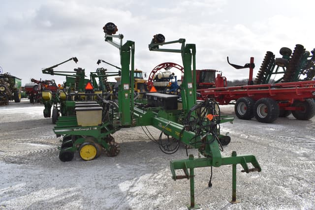 Image of John Deere 7200 equipment image 2