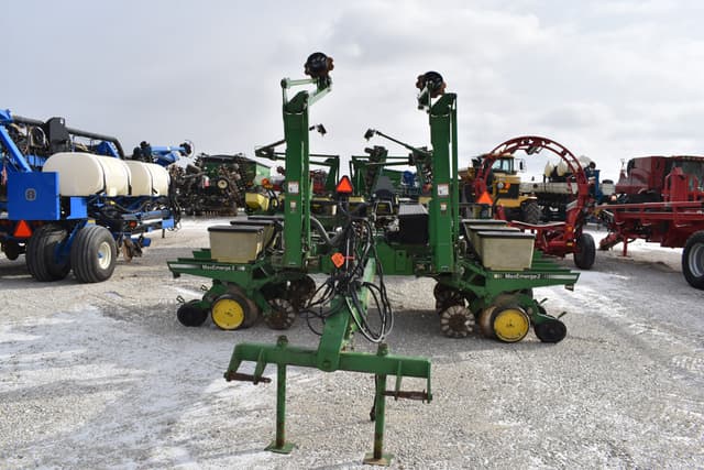 Image of John Deere 7200 equipment image 1