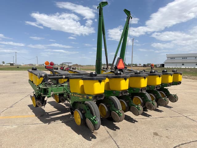 Image of John Deere 7200 equipment image 4
